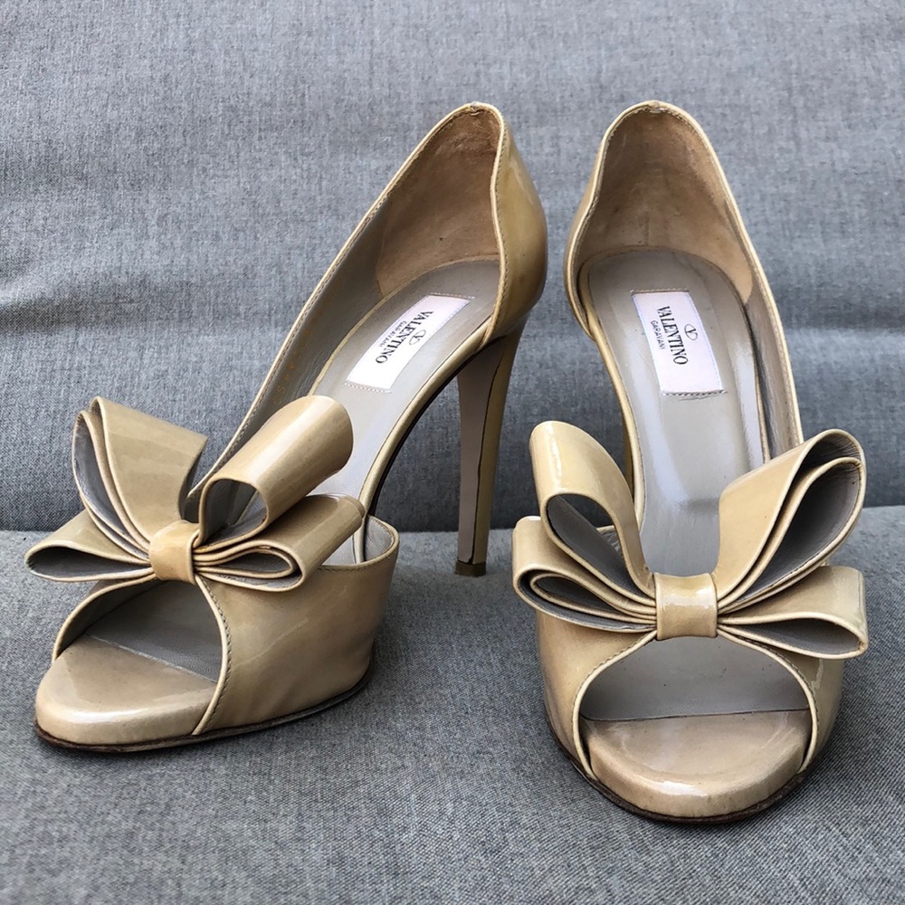 VALENTINO GARAVANI Platform Pump with Bow in a Nude Tan